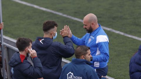 El técnico asturiano (derecha) en el partido de la salvación el pasado domingo