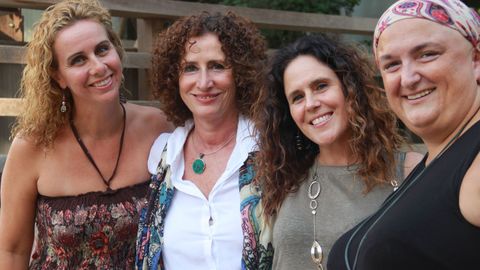 Carolina Moino (primera por la izquierda) junto a Pepa Horno, Elena Gonzlez y Carmen Ruiz, psiclogas expertas en tratamiento y prevencin de abusos a nios y autoras del libro Poniendo alma al dolor 