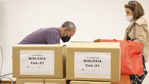 Funcionarios de la CIUG recogen los exámenes de selectividad que entregan los correctores