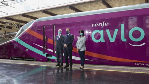 El presidente de Renfe, Isaías Táboas, con el ministro de Transportes, José Luis Ábalos, y la directora general de Renfe Viajeros, Sonia Araujo