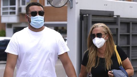 Belén Esteban, junto a Miguel Marcos, llega al tanatorio
