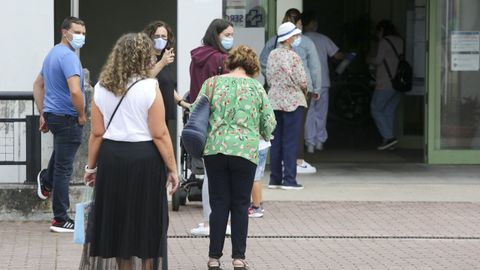 Pacientes esperando para entrar en el centro de salud de Narón en una imagen de archivo