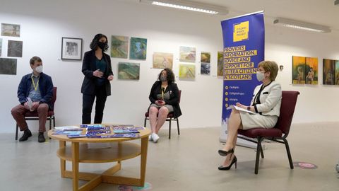 Nicola Sturgeon conversa con jóvenes de la UE que solicitan el programa de asentamiento en Escocia.