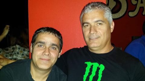 Honorio y José (a la izquierda) Laranjo, de fiesta en un pub de O Barco de Valdeorras, en una foto del archivo familiar.