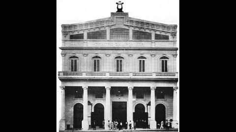 Teatro Campoamor de La Habana, Cuba. Fue erigido en 1915 por la colonia asturcubana sobre otro teatro que databa de 1870. Un incendio lo arras en 1918 y finalmente fue derribado