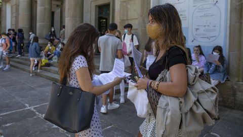 Unos alumnos esperaban a la puerta de la facultad de Química de Santiago para acceder al último examen de selectividad