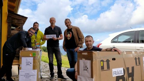 José Manuel López, Andrés Piñeiro y Jacobo y David Díaz, que acompañarán en el reto a Santi Chao, enviaron a Trieste (Italia) sus bicicletas