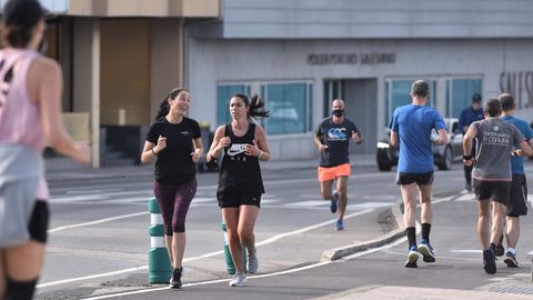 Corredores con y sin mascarilla en A Coruña