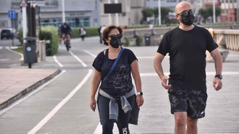 Paseantes con mascarilla en A Coruña