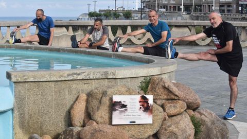 Unos con mascarilla, otros sin ella, haciendo deporte en el paseo marítimo de A Coruña