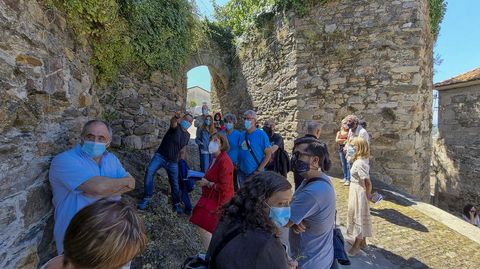 La directora xeral de Urbanismo, a la derecha de la imagen, junto a la Porta da Alcazaba