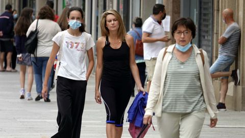 La mayoría de la gente sigue llevando mascarilla por las calles de Vigo