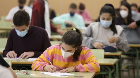 En la imagen, estudiantes se examinan de la selectividad en el campus de Esteiro el pasado mes de junio