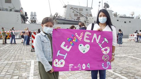 Sira, hija de la cabo primero María Saiz, asistió al acto de bienvenida