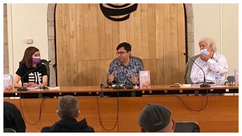 Beiras, a la derecha, este sábado en la presentación del libro de Gerardo Pisarello, en el centro, y Marta Lois, de Compostela Aberta