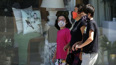 Transeúntes con mascarilla en Ribeira