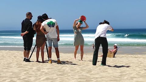 La sesión. Se desarrolló en la playa de ferrolana de Doniños una jornada en la que acudieron al arenal cientos de bañistas que pueden identificarse en el fondo de las imágenes promocionales