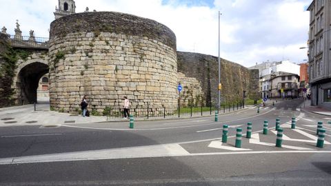 Los coches que circulen por la ronda da Muralla tendrán prioridad en la Porta de Santiago