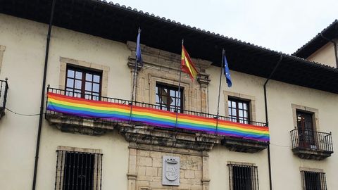 Una bandera arcoíris luce en la fachada del Ayuntamiento de Cangas del Narcea