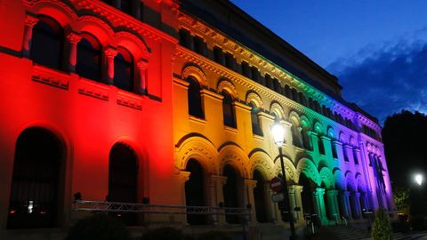 La Presidencia del Principado iluminada con los colores de la bandera arco iris