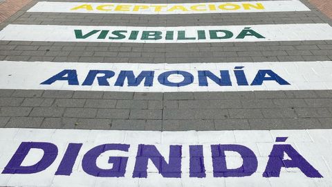 El Ayuntamiento de Lena pinta un paso de peatones con palabras dedicadas al colectivo LGTBI