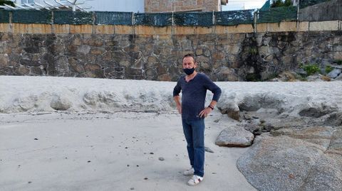 El mar desbasta la línea de playa en un de los extremos de A Carabuxeira