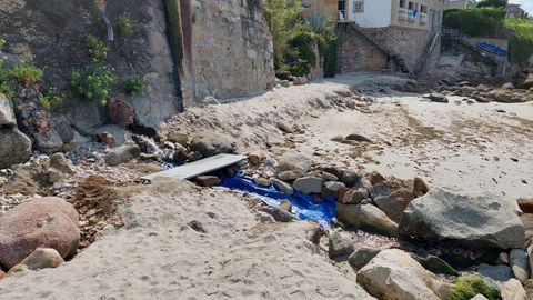 Uno de los riachuelos que desembocan en la playa de A Carabuxeira