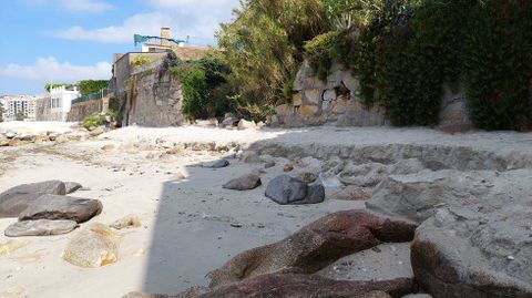 El mar ha vuelto a dejar a la vista rocas en la zona más próxima a uno de los extremos de la playa