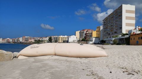 Uno de los geotubos colocados en la playa para impedir el arrastre de la arena al mar