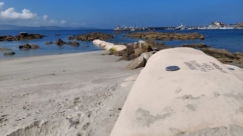 Barrera de geotubos en el centro de A Carabuxeira, que frena el arrastre de arena