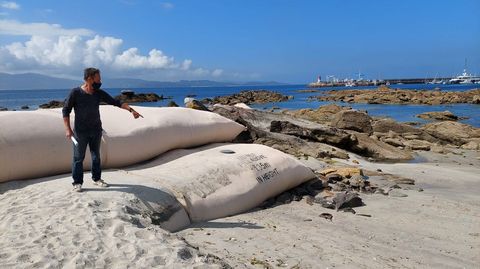 El mar ha alterado ya el perfil de la playa en uno de los lados de la barrera de geotubos
