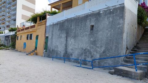 Antes del proyecto de regeneración de la playa, estas escaleras y sus cimientos, sin arena, estaban en el aire