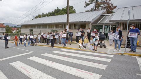 Concentración de vecinos en el centro de salud de Moraña, convocada por BNG y PSOE, para reclamar servicio de pediatría en el municipio