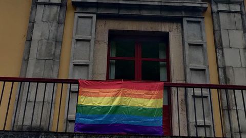 Bandera del colectivo LGTBI en el Ayuntamiento de Belmonte de Miranda