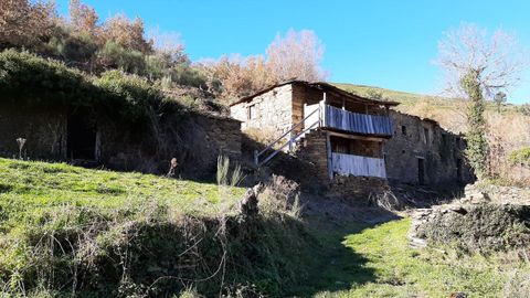 Detalle de la fachada principal de la casa en venta en la que rodó su filme Oliver Laxe.