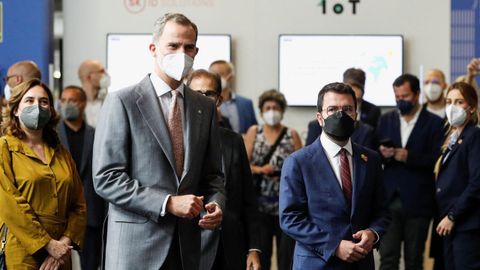 El rey Felipe VI con la alcaldesa de Barcelona, Ada Colau, y el presidente de la Generalitat, Pere Aragonès, este lunes en el Mobile World Congress