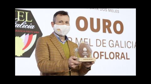 Iván Marrube, de Ouro Puro, recogiendo el premio a la mejor miel de Galicia