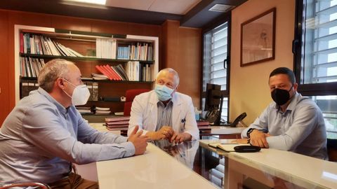 El gerente del área sanitaria, José Ramón Gómez, en el centro, con los alcaldes de Moraña y Cuntis, José Cela y Manuel Campos