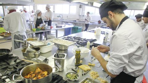 En la imagen de archivo, un alumno de hostelería en las cocinas del Fraga do Eume