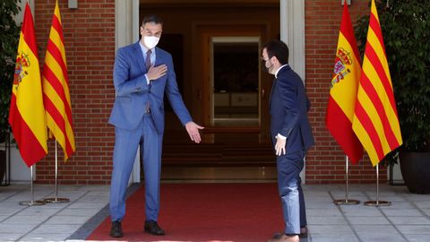 El presidente del Gobierno, Pedro Snchez), recibe al presidente de la Generalitat, Pere Aragons, durante su encuentro este martes en el Palacio de la Moncloa. 