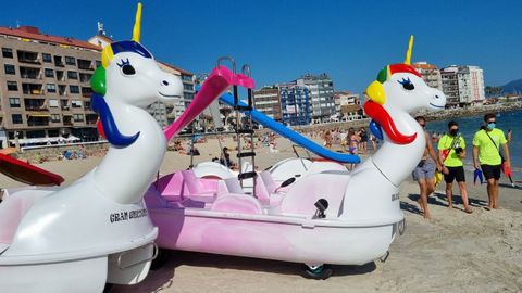 Las padaletas con diseño de unicornios en la playa de Silgar, en Sanxenxo
