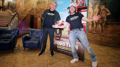 El director de cine y actor Santiago Segura (d), y el actor Florentino Fernández Flo en la presentación de la comedia '¡A todo tren! Destino Asturias'