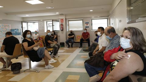 Sala de espera de la unidad de vacunación en el Hospital Público da Mariña, en Burela