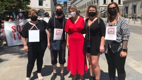 Con la ministra de Trabajo. Yolanda Díaz, de Unidas Podemos, fue una de las políticas que este jueves se acercó al grupo de peluqueras de toda España que se concentró ante el Congreso