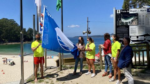 Izado de la bandera azul en la playa de Mogor, en Marín