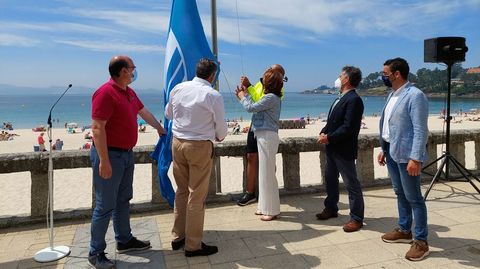 Izado de la bandera azul en Silgar con la asistencia del alcalde, Telmo Martín, y la conselleira de Medio Ambiente, Ángeles Vázquez