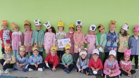 Los alumnos de sexto de Educación Infantil de Xove aprendieron a la vez las letras en tinta y en braille, como su compañero Lucas
