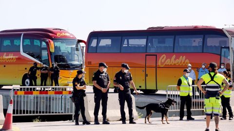 Agentes de la Policía Nacional custodiaron los buses de traslado de los estudiantes