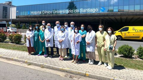 Equipo que de especialistas de cardiología, cirugía cardíaca, anestesia y reanimación y enfermería, con la gerente del área sanitaria, Eloína Núñez