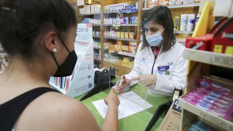 En la farmacia de la avenida de Esteiro la demanda de test de saliva ha aumento en los últimos días